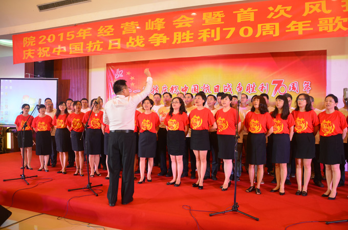 1474276114290613.jpg 歌詠比賽第一名總院生產(chǎn)部門隊(duì)引吭高歌.JPG