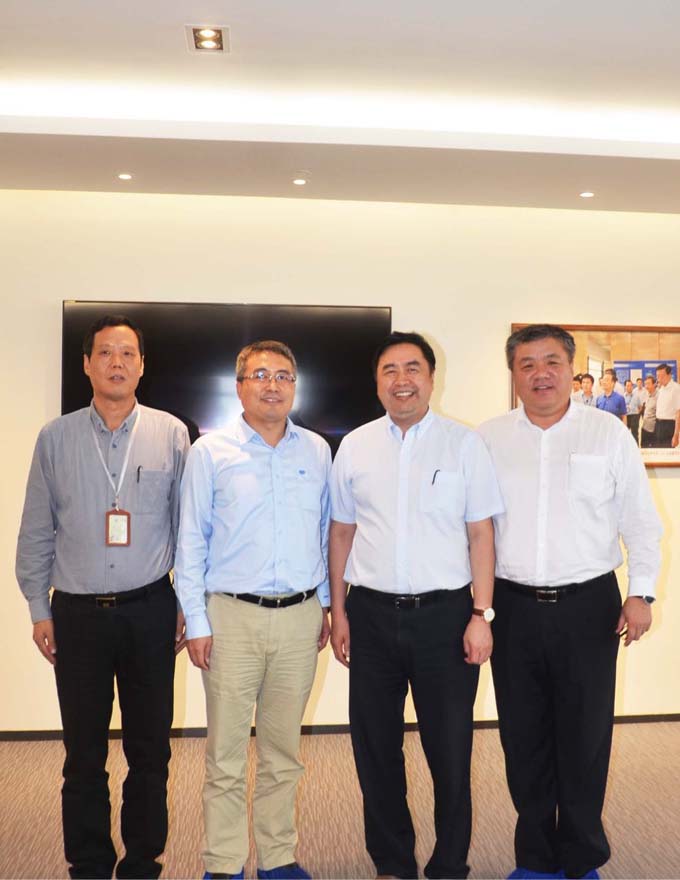 1474608842666746.jpg 趙振元同志、何平書記與上海寶冶集團董事長王石磊、總經(jīng)理陳剛親切合影.jpg