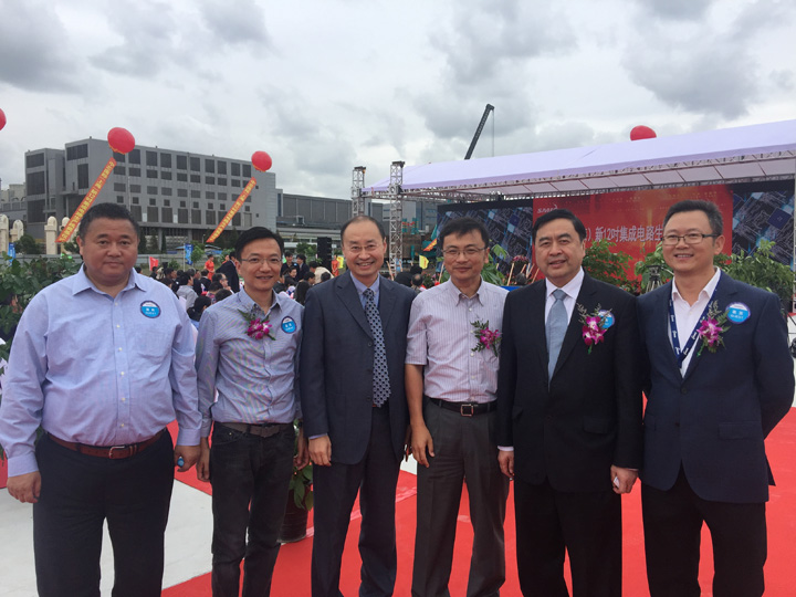 1492495652965240.jpg 2-1趙振元與國(guó)家集成電路基金副總韋俊、中芯執(zhí)行副總李智、副總崔東等親切合影.jpg