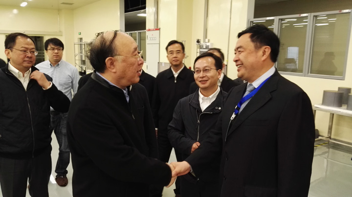 1492495934109286.jpg 2重慶市市長黃奇帆與趙振元同志親切交談,中立者為重慶超硅總經(jīng)理長陳猛.jpg