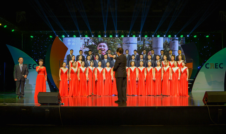 1493780152736911.jpg 黃美珍、魏明政與華東分院合唱團(tuán)在高大陸的指揮下唱響新能源.jpg