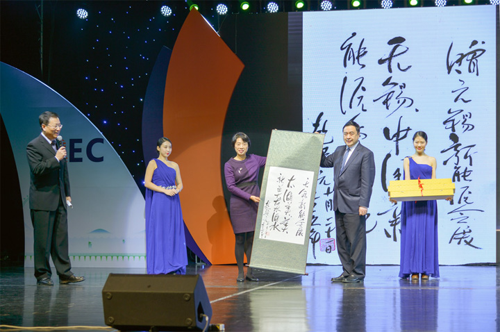 1493780210401229.jpg 趙振元向徐慧娟贈(zèng)送其作品.jpg