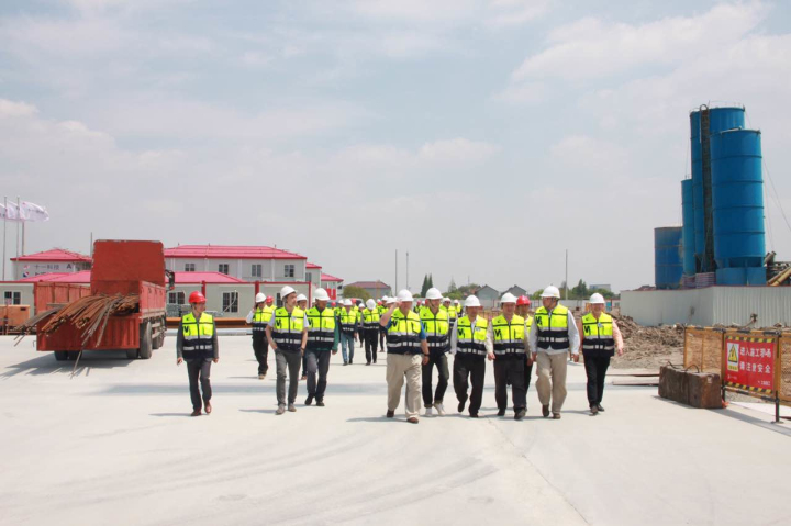 1496507216104071.jpg 4-與會領(lǐng)導(dǎo)參觀華力工地.jpg